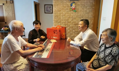 市委会副主委陶冠红走访慰问老会员.webp.jpg