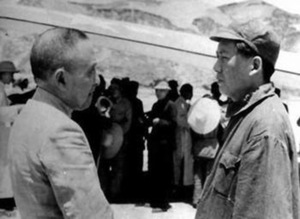 1945年黄炎培和毛泽东在延安机场