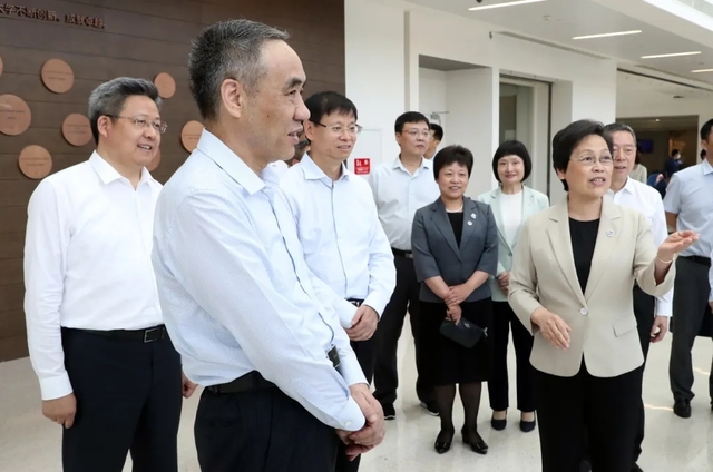 全国政协副主席辜胜阻来苏调研