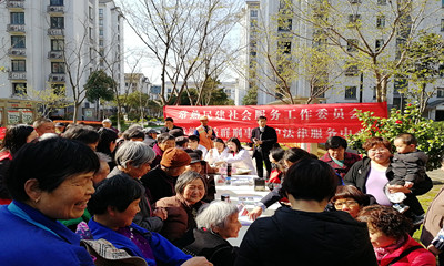 常熟民建送服务进社区2_副本.jpg